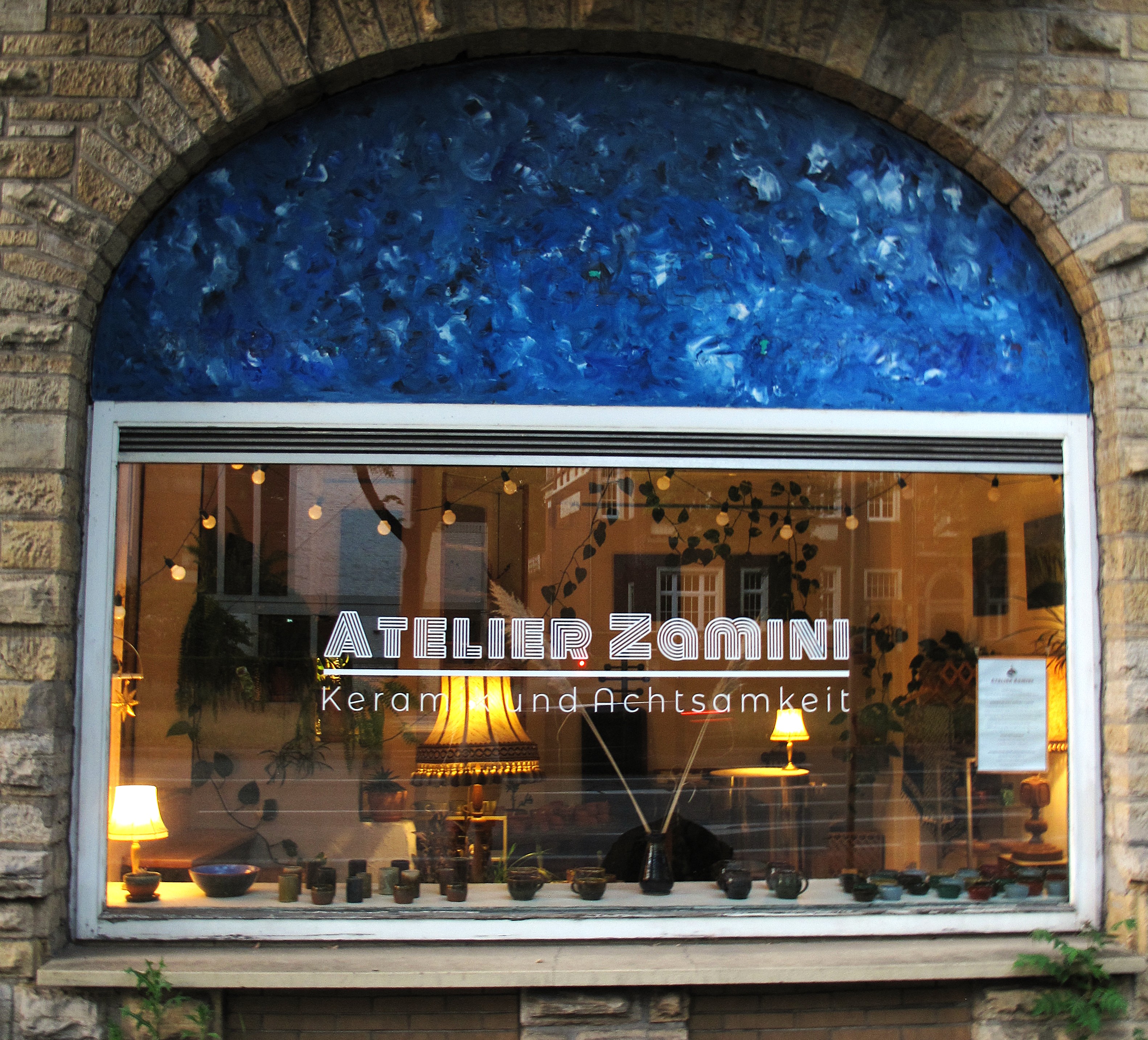 Atelier Zamini — charakteristisches Schaufenster mit 'Keramik und Achtsamkeit' in Osnabrück