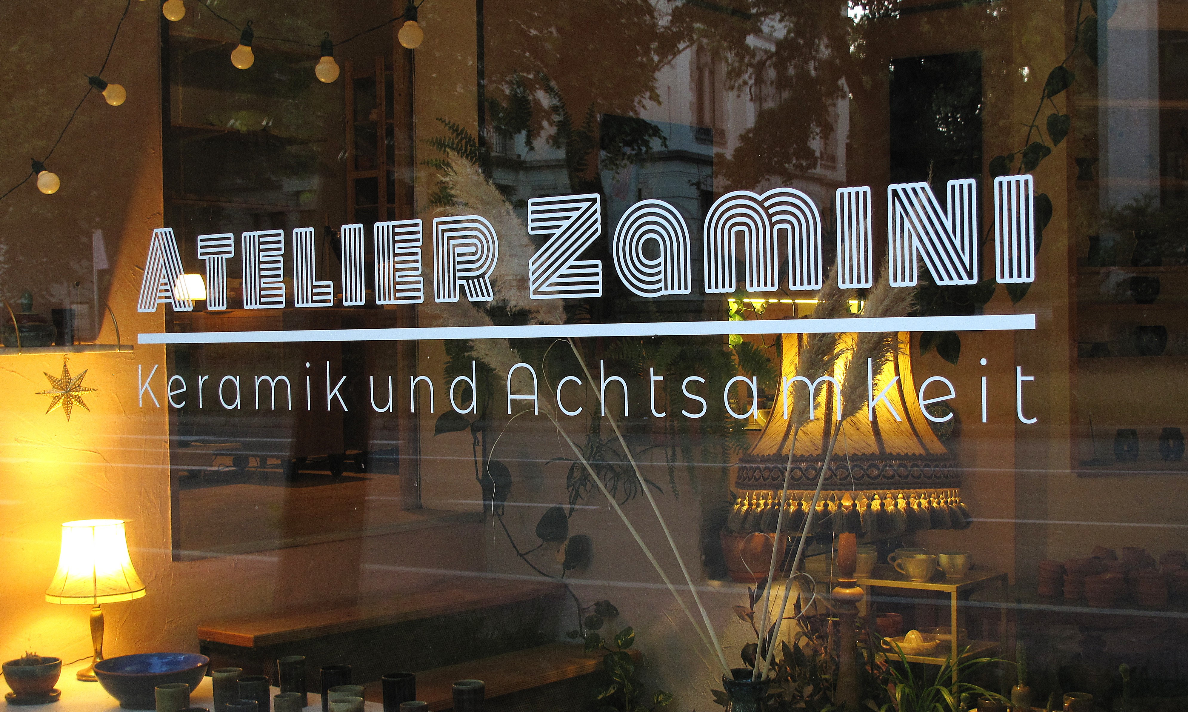 Saman Hamidian, Inhaber des Atelier Zamini Osnabrück, an der Töpferscheibe